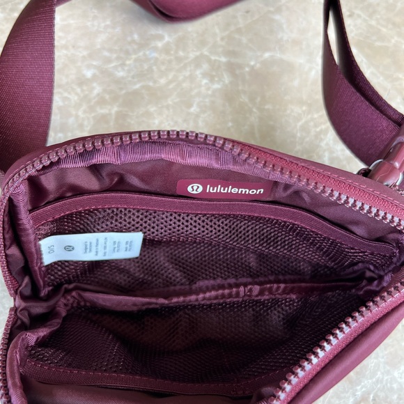 ❤️One Left!❤️Lululemon Everywhere Belt Bag- Red Merlot - Picture 4 of 4